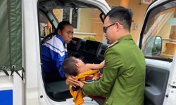 Công an xã đến tận nhà đưa cháu bé người Bru - Vân Kiều bị bỏng nặng đi cấp cứu
