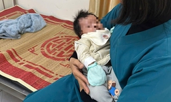 Đi thể dục buổi sáng, người phụ nữ bất ngờ phát hiện bé sơ sinh trên tấm xốp