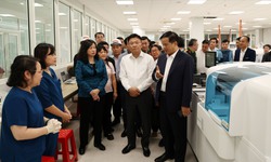 Ngày 9/12 lắp đặt hơn 300 giường tại cơ sở 2 Bệnh viện Bạch Mai, sẵn sàng phục vụ người bệnh