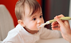 Chế độ dinh dưỡng chống sụt cân cho trẻ bị tay chân miệng