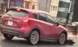 Video: Xe Mazda g&#226;y tai nạn bỏ chạy k&#233;o l&#234; xe m&#225;y tr&#234;n cầu Vĩnh Tuy, H&#224; Nội