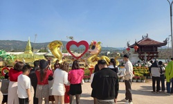 Linh vật Tết Ất Tỵ ở thị trấn vùng biên hút khách Việt - Lào