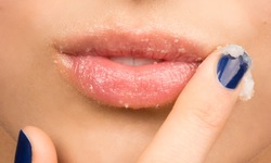 C&#225;ch để tr&#225;nh kh&#244; m&#244;i sau khi thoa son