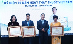 Trao danh hiệu Thầy thuốc Ưu t&#250; cho 3 b&#225;c sĩ BV Da liễu Trung ương