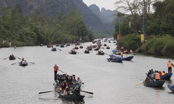 Lễ hội Ch&#249;a Hương 2025: Sử dụng v&#233; điện tử t&#237;ch hợp cả v&#233; thắng cảnh v&#224; xuồng đ&#242;