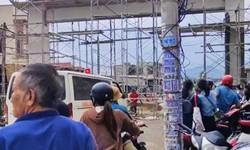 Sập gi&#224;n gi&#225;o c&#244;ng tr&#236;nh cổng ch&#224;o th&#244;n, 5 người bị thương