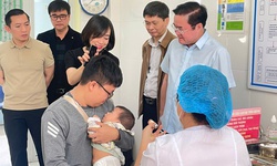 Bộ Y tế kiểm tra tiến độ chiến dịch ti&#234;m vaccine ph&#242;ng sởi tại H&#224; Nội