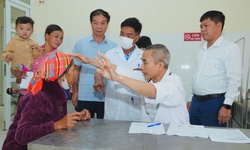 Thầy thuốc Bạch Mai kh&#225;m, ph&#225;t thuốc miễn ph&#237; cho hơn 1.000 người d&#226;n Lai Ch&#226;u: Ấm &#225;p nghĩa t&#236;nh nơi bi&#234;n cương Tổ Quốc