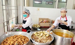 Bếp ăn 0 đồng cho bệnh nh&#226;n ngh&#232;o ở Kh&#225;nh H&#242;a đỏ lửa quanh năm