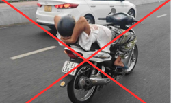 Người đ&#224;n &#244;ng điều khiển xe m&#225;y bu&#244;ng 2 tay, nằm d&#224;i tr&#234;n y&#234;n c&#243; tiền sử t&#226;m thần