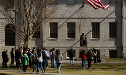 Đại học Harvard bất tu&#226;n lệnh, Nh&#224; Trắng ‘khai hỏa’ mặt trận mới