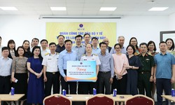 Đo&#224;n c&#244;ng t&#225;c Bộ Y tế trao qu&#224; qu&#226;n, d&#226;n quần đảo Trường Sa v&#224; Nh&#224; gi&#224;n DK-1