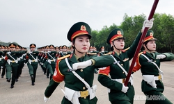 Nữ chiến sĩ qu&#226;n y vượt nắng n&#243;ng luyện tập tại s&#226;n bay Bi&#234;n H&#242;a