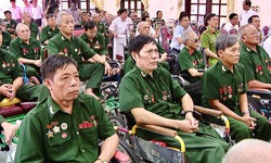 Tr&#236;nh Chủ tịch nước tặng qu&#224; cho người c&#243; c&#244;ng với c&#225;ch mạng dịp 30/4 v&#224; 2/9/2025