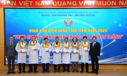 T&#244;n vinh c&#225;c thầy thuốc đảng vi&#234;n tận t&#226;m cống hiến v&#236; người bệnh