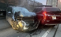 Va chạm li&#234;n ho&#224;n giữa 7 &#244; t&#244; tr&#234;n cao tốc Nội B&#224;i – L&#224;o Cai, giao th&#244;ng &#249;n ứ k&#233;o d&#224;i