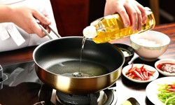 Lan truyền tin ‘dầu ăn độc hại hơn rượu’, chuy&#234;n gia n&#243;i g&#236;?