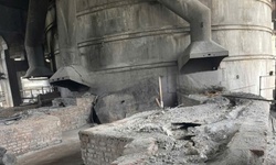Nổ bể t&#244;i xỉ khiến 2 c&#244;ng nh&#226;n bị bỏng