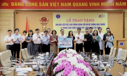 Bộ Y tế tiếp nhận nửa triệu liều vắc xin sởi do FPT Long Ch&#226;u trao tặng