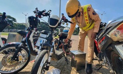 Gần 70 thanh thiếu ni&#234;n mang xe điện độ chế biểu diễn để quay video c&#226;u view