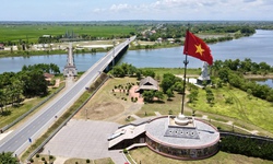 Những cuộc chiến &#39;kh&#244;ng tiếng s&#250;ng&#39; v&#224; chuyện người may cờ Tổ quốc ở vĩ tuyến 17