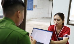 Bắt đ&#244;i nam nữ đột nhập trộm cắp hơn 80 điện thoại di động