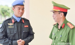 Khoảnh khắc tự h&#224;o: Hai cha con c&#249;ng đứng trong h&#224;ng ngũ diễu binh ng&#224;y 30/4