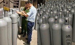 Tạm giữ hơn 3 tấn kh&#237; nghi l&#224; kh&#237; cười để điều tra nguồn gốc