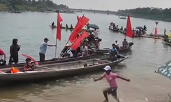 Clip: Nh&#243;m người li&#234;n tục n&#233;m vật cứng g&#226;y cảnh hỗn loạn tại giải đua ghe