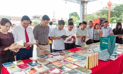H&#224;nh tr&#236;nh nửa thế kỷ ph&#225;t triển của nền văn học nghệ thuật H&#224; Tĩnh