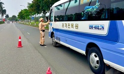 T&#224;i xế uống rượu bia vẫn chở h&#224;ng chục c&#244;ng nh&#226;n ở khu c&#244;ng nghệ cao H&#242;a Lạc