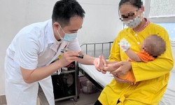 Trẻ mắc tay ch&#226;n miệng c&#243; những biểu hiệu n&#224;y, cha mẹ cần đưa ngay đến bệnh viện