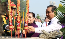 L&#227;nh đạo TPHCM d&#226;ng hương tưởng niệm c&#225;c Mẹ Việt Nam Anh h&#249;ng, anh h&#249;ng liệt sĩ nh&#226;n dịp 30/4