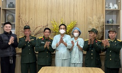 Ca gh&#233;p tim th&#224;nh c&#244;ng, người thương binh hạnh ph&#250;c trở về b&#234;n gia đ&#236;nh v&#224; đồng đội
