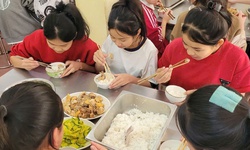 Bữa ăn học sinh v&#249;ng cao Thanh H&#243;a: C&#249;ng định mức, kh&#225;c chất lượng?