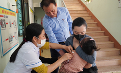 Hơn 16.000 trẻ ở Quảng B&#236;nh được ti&#234;m vaccine sởi