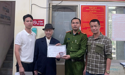 Trung t&#225; c&#244;ng an bất ngờ nhặt được số tiền lớn c&#249;ng nhiều giấy tờ khi đang đi l&#224;m nhiệm vụ
