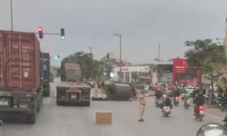 VIDEO: Khoảnh khắc cuộn t&#244;n nặng 28 tấn bị đứt d&#226;y x&#237;ch rơi từ xe đầu k&#233;o xuống đường