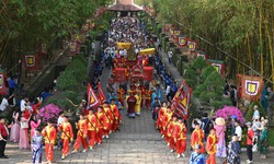 L&#227;nh đạo v&#224; nh&#226;n d&#226;n TPHCM d&#226;ng hương tưởng nhớ c&#244;ng ơn Vua H&#249;ng