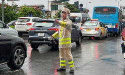 Khuyến c&#225;o người d&#226;n di chuyển an to&#224;n khi H&#224; Nội mưa ph&#249;n, sương m&#249;