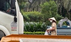 G&#245; cửa cabin mời ch&#224;o c&#224; ph&#234; tr&#234;n Đại lộ Thăng Long, nhiều người bị xử phạt