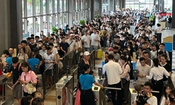 Du kh&#225;ch chen nhau đổ về Hải Ph&#242;ng nghỉ lễ 30/4 - 1/5