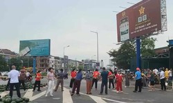 Người d&#226;n chung tay gi&#250;p đỡ t&#224;i xế chở dưa hấu gặp nạn
