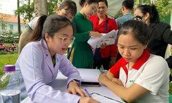 Người d&#226;n h&#225;o hức kh&#225;m, tư vấn sức khỏe miễn ph&#237; tại Ng&#224;y Dinh dưỡng Cộng đồng Việt Nam lần 4