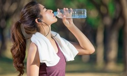 Uống nước c&#243; gi&#250;p giảm c&#226;n kh&#244;ng?