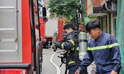 Ch&#225;y nh&#224; tr&#234;n phố Trần Quốc Vượng (Cầu Giấy), nhiều xe cứu hỏa được huy động