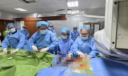 Bệnh nh&#226;n 66 tuổi tho&#225;t cửa tử nhờ được thay van động mạch chủ qua da