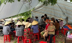 Người d&#226;n &#39;v&#226;y&#39; b&#227;i r&#225;c, doanh nghiệp hứa khắc phục &#244; nhiễm