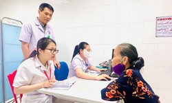 Th&#234;m 4 b&#225;c sĩ Bệnh viện Đại học Y H&#224; Nội về kh&#225;m chữa bệnh tại H&#224; Tĩnh