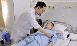 Cứu sống người đ&#224;n &#244;ng nhiều lần tim ngừng đập